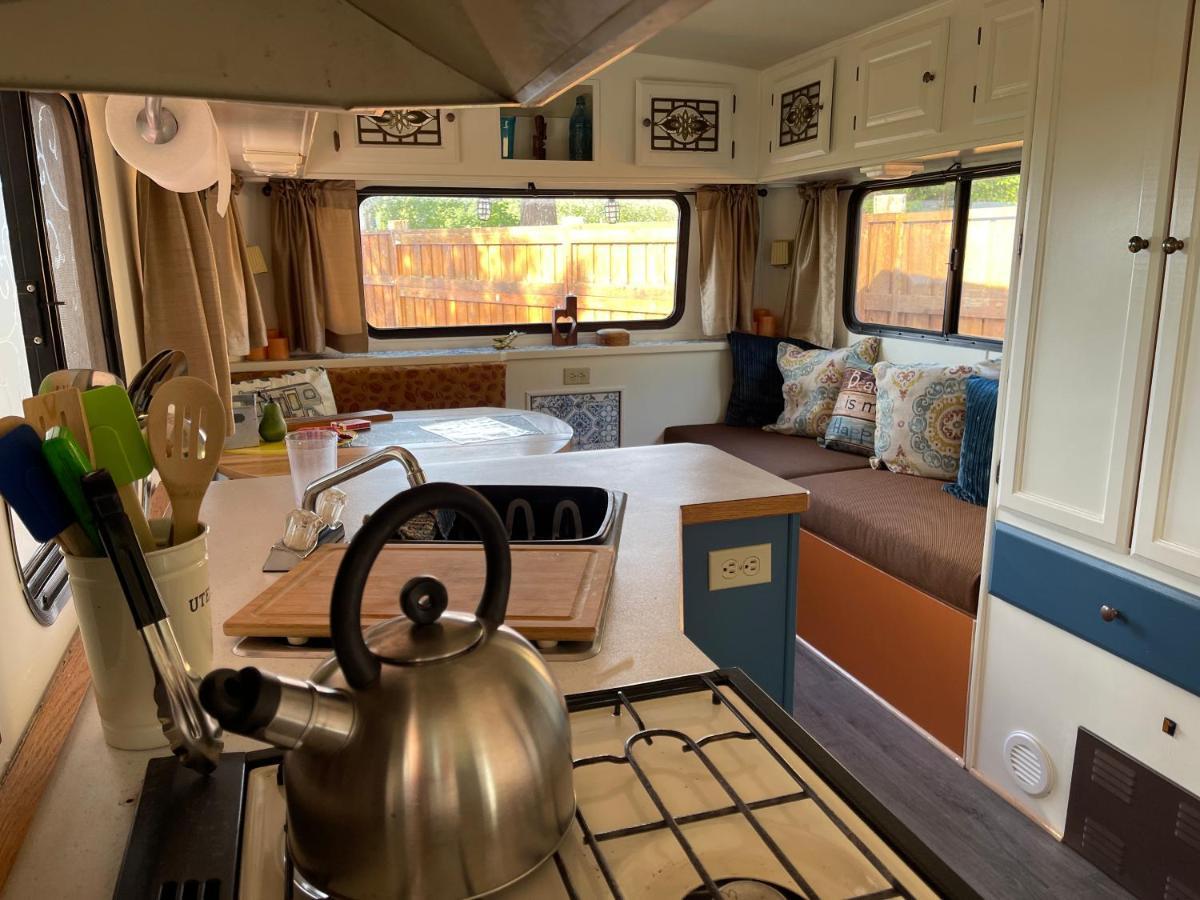 ホテル So Damn Lucky Glamping ユクルーレット エクステリア 写真